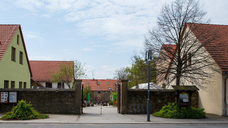 Der Eingang zum Röhrsdorfer Bauernmarkt: Hier findet am Wochenende der Blütenmarkt statt. Durch den Markt gelangt man über die Straße in den Schlosspark, wo das Blütenfest gefeiert wird.