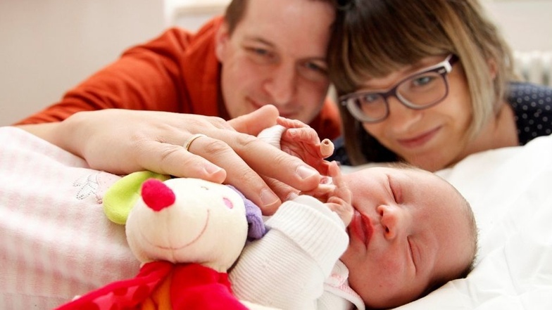 Magdalena Eifler ist das erste Baby, das 2017 im Klinikum Oberlausitzer Bergland in Zittau geboren wurde. Vater Matthias Eifler (links) unterstützte seine Frau Maria bei der Geburt am Neujahrsmorgen.
