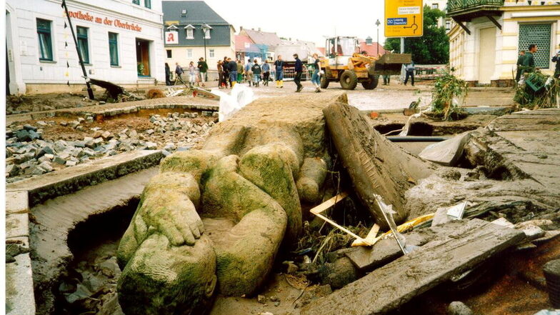 Die Kegelbrüder am Eingang zur Ritterstraße in Döbeln hatte es bei der Flut im Jahr 2002 umgerissen.