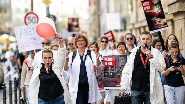 „Praxis in Not“: Vergangene Woche protestierten Ärzte wie hier in Berlin gegen die Gesundheitspolitik.