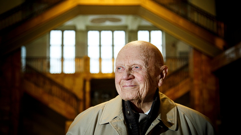 Karl Reimar Schmanns besuchte 2014 im Alter von 89 Jahren das Görlitzer Kaufhaus am Demianiplatz. Damals entstand auch dieses Foto im Kaufhaus.