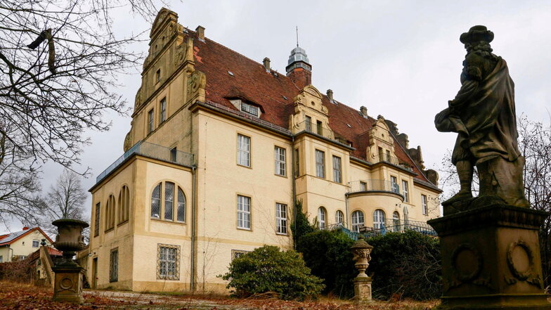 Das Schloss Weißig ist ein imposantes Gebäude. Jetzt soll es zwangsversteigert werden.