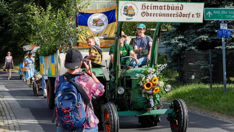 Der Heimatbund Obercunnersdorf mit seinem prächtig geschmückten Festwagen.