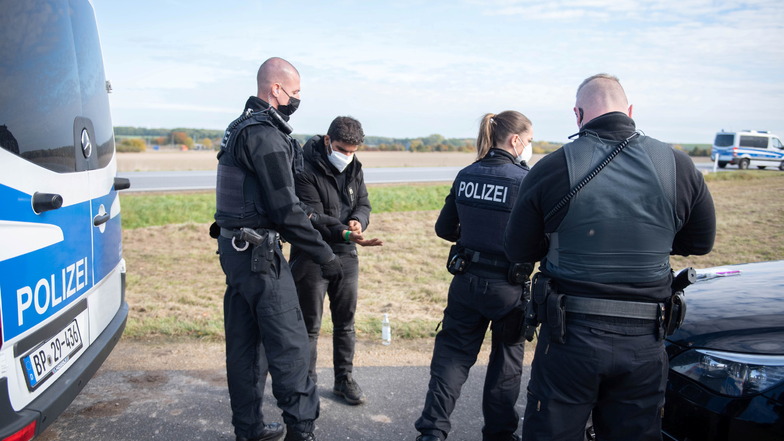 Was Polizisten an der polnischen Grenze erleben