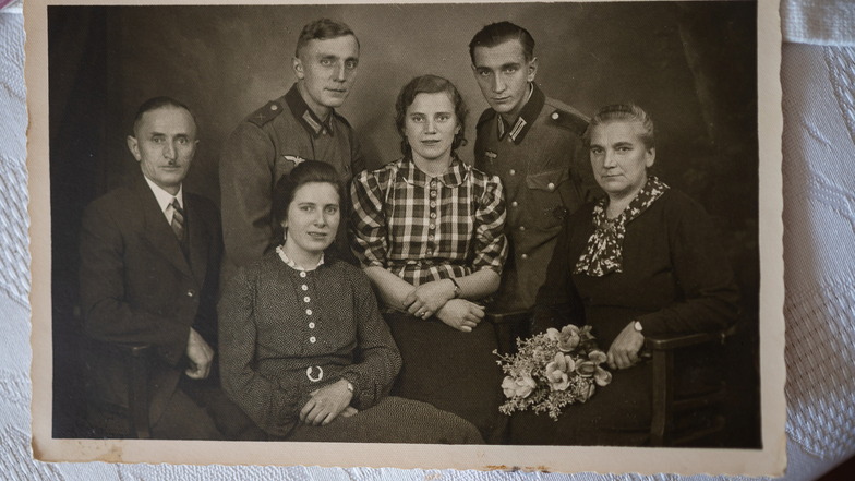 Das Familienfoto entstand um 1940 und zeigt Charlotte Alert in der Mitte (kariertes Oberteil) zwischen ihren beiden Brüdern, ihrer Schwester und den Eltern (außen).