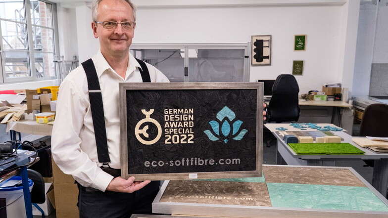 Bernd Wacker, Gesellschafter von eco-softfibre GmbH & Co. KG, Gewinner des German Design Award Special 2022, zeigt Produkte der Firma.
