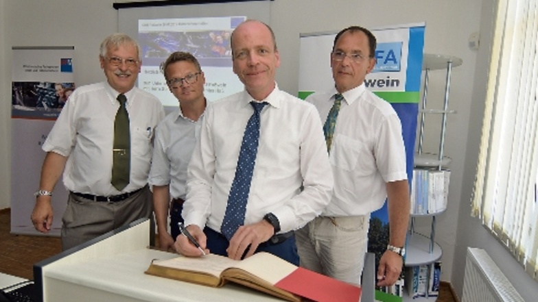 Der sächsische Finanzminister Matthias Haß (CDU) durfte sich  in das Goldene Buch in Roßwein  eintragen, im Bild hinten von links Rudolf Lehle, Bürgermeister Veit Lindner und Hubert Paßehr.