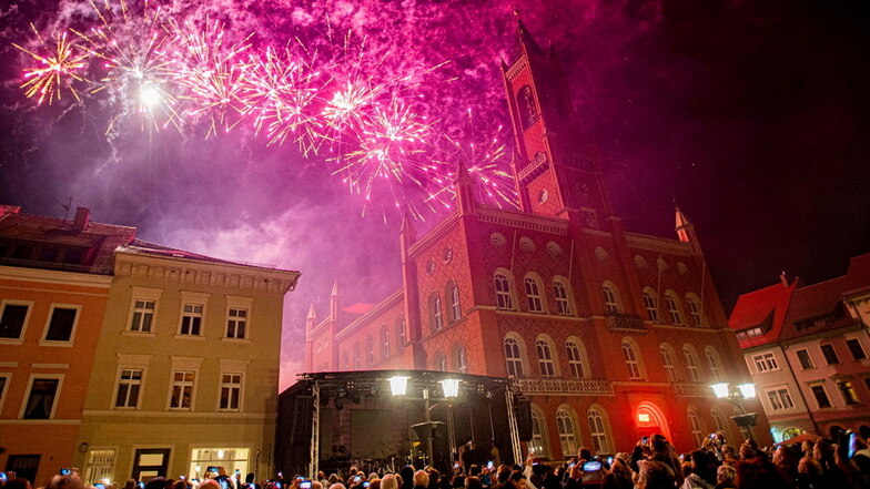 Auch eine große Pyro-Feuerwerks-Inszenierung erwartet die Gäste zur Mega-Silvesterparty in Kamenz am 31. Dezember 2024. So wird der Start ins Jubiläumsjahr gefeiert.