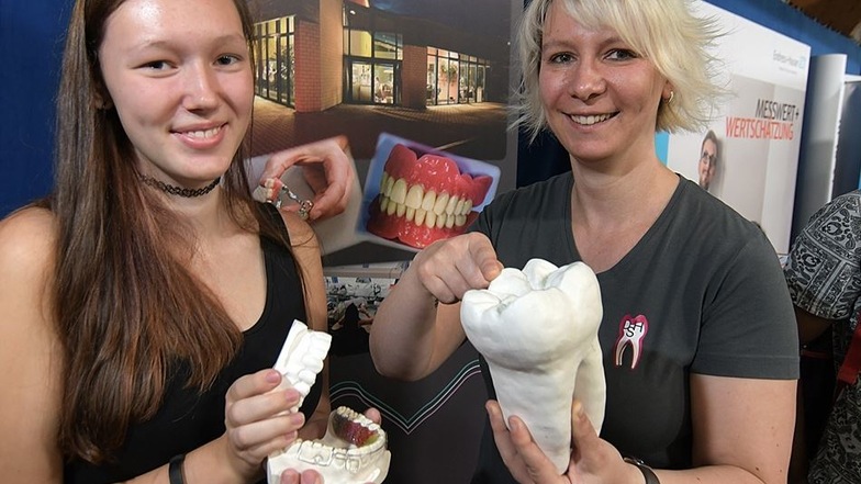 Zahntechnikerin Annett Fischer (rechts) vom Dental-Studio Hartha erklärt Gina Paulin Hennig am Modell ihre Arbeit.