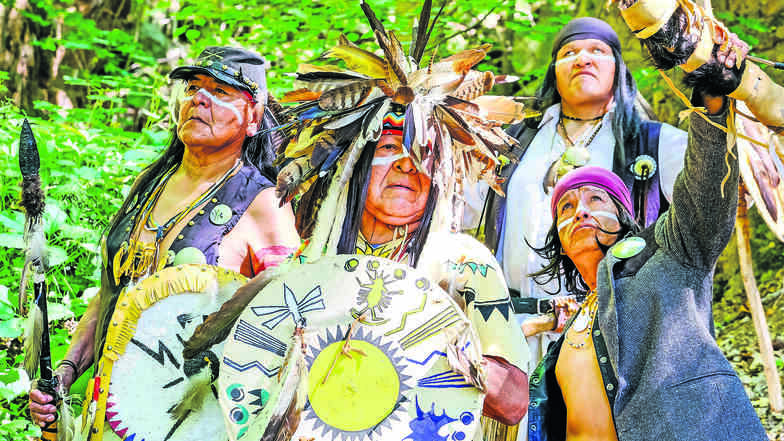 Grimmig blicken die White Mountain Apachen auf Fotos und während ihrer Tänze. Doch für Monte Stovers (v.l.), Ramon Riley, Derek Riley und Delrall Deane ist es eine große Ehre, die Kultur der Apachen einem deutschen Publikum vorstellen zu dürfen.