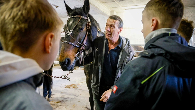 Wie das Osterreitergeschirr richtig angelegt und ein Pferd gesattelt wird, zeigt Pětr Bobka in der Osterreiterschule.