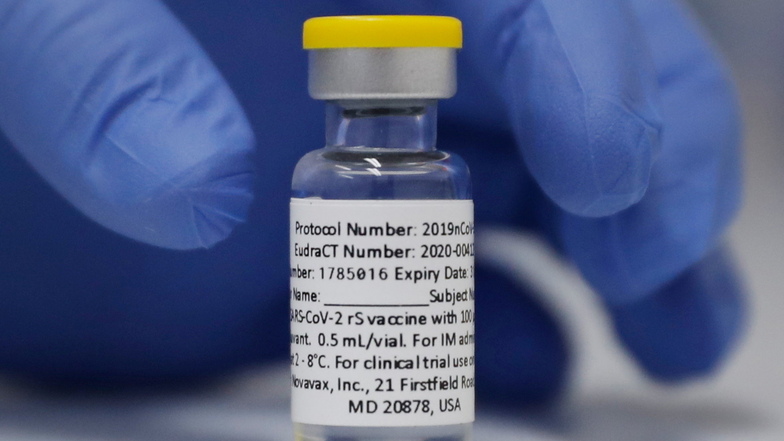 Eine Ampulle mit dem Corona-Impfstoff von Novavax. Montag beginnt in Deutschland die Auslieferung.
