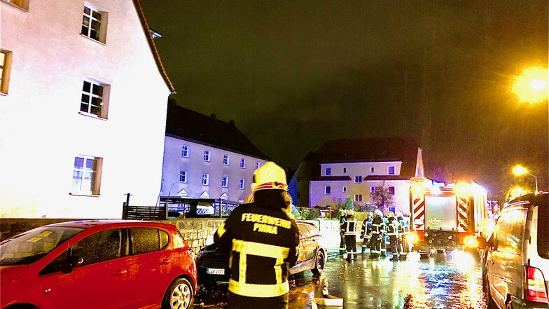 Feuerwehreinsatz in Pirna-Copitz. Die betagte Bewohnerin wurde dem Rettungsdienst vorgestellt.