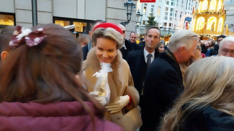 "Der Moment bleibt mir für immer in Erinnerung": Camilla Mauersberger (vorne) überreicht Königin Mathilde einen Weihnachtswichtel.