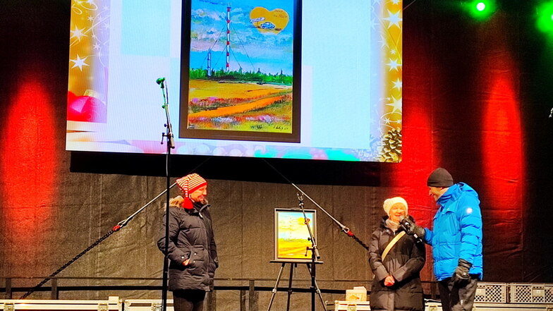 Radiomoderator Robert Drechsler (rechts) versteigerte ein Bild von Karla Helbig (Mitte). Mit auf der Bühne die Chefin des Wilsdruffer Funkturm-Vereins, Sabine Neumann.