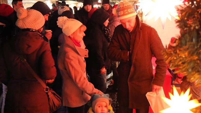 Der Auftakt des Herrnhuter Weihnachtsmarktes weckte Freude bei Groß und Klein über die beginnende Vorweihnachtszeit.