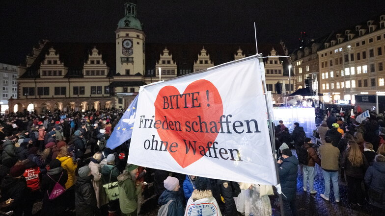 Hunderte Menschen sind am Montag in Leipzig auf die Straße gegangen, um ein Zeichen für Demokratie und Menschenrechte zu setzen.