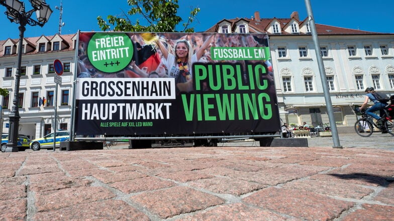 Ein Banner wirbt bereits auf dem Hauptmarkt in Großenhain für das gemeinsame Schauen der Spiele während der Fußball-Europameisterschaften.
