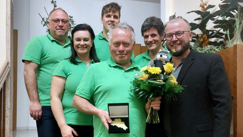 Der komplette Vorstand des SV 52 Zschaitz hatte dichtgehalten und freute sich, dass Vereinschef Immo Barkawitz von KSB-Geschäftsführer Benjamin Kahlert mit der Ehrenplakette des Kreissportbundes Mittelsachsen geehrt wurde.