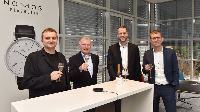 Nomos-Chef Uwe Ahrendt feiert als Gastgeber mit den drei Nachwende-Bürgermeistern: Frank Reichel, Sven Gleißberg und Markus Dreßler (v.li.) die Glashütte-Verordnung des Bundes.