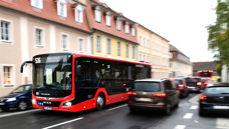 Die roten Busse gehören - wie hier in Herrnhut vor einigen Wochen fotografiert - inzwischen zum gewohnten Straßenbild.