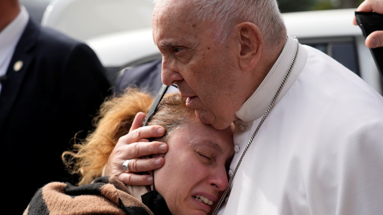 Papst Franziskus tröstet eine Frau, die am Vortag ein Kind verloren hat, als er das Agostino Gemelli Universitätskrankenhaus in Rom verlässt.