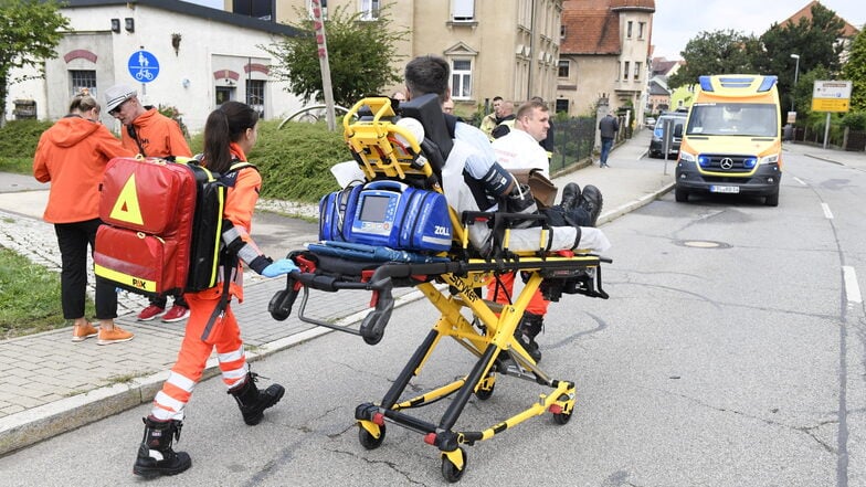 Der Rettungsdienst kümmerte sich um die leichtverletzten Fahrgäste.