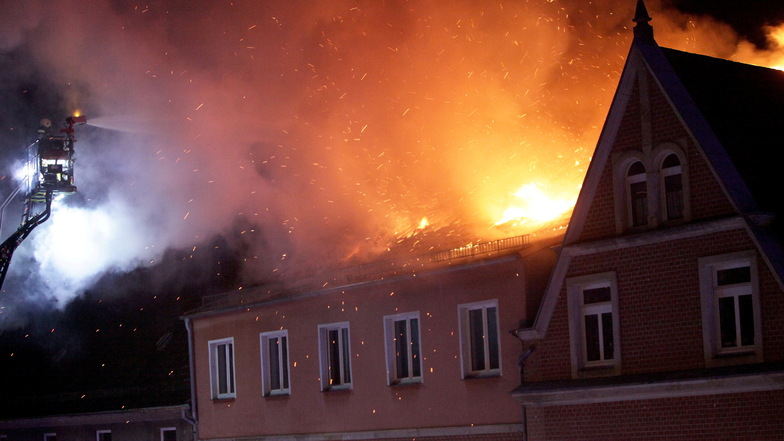 Ein Übergreifen der Flammen auf das Nachbarhaus konnte schließlich doch nicht verhindert werden.