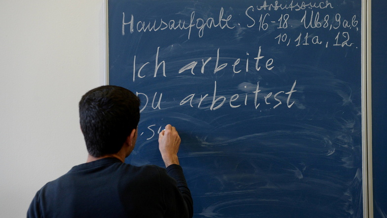 Laut Kreistagsbeschluss sollen verschiedene Leistungen für geduldete Flüchtlinge im Landkreis Bautzen gekürzt werden, betroffen davon sind unter anderem Sprachkurse. Ein Willkommens-Verein kritisiert das.
