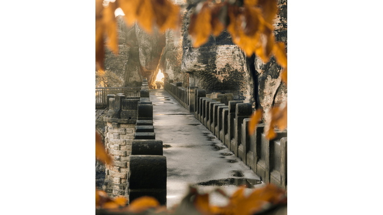 Einen zauberhaften Blick auf die Basteibrücke im bunten Herbst hat Hartmut Goldhahn aus Dresden im Bild festgehalten.