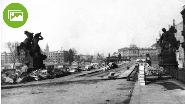 März 1948: Ein Blick auf die zerstörte Carolabrücke in Dresden. Am 7. Mai 1945 sprengte die Waffen-SS vier Bögen. Im Vordergrund sind die beiden Skulpturen zu sehen, die heute am Rathenauplatz stehen.