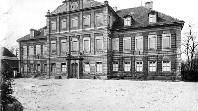 Schloss Stauchitz wurde bereits 1946/47 abgebrochen. Die Aufnahme entstand vor 1905.