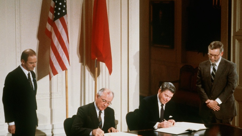 Der damalige US-Präsident Ronald Reagan (r.) und der damalige sowjetische Parteichef Michail Gorbatschow unterzeichneten am 8. Dezember 1987 den INF-Vertrag zur Vernichtung der atomaren Mittelstreckenraketen. 