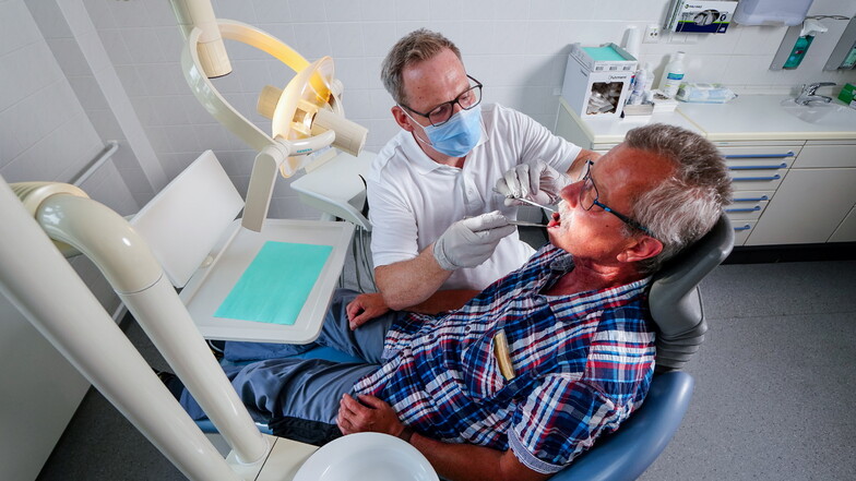 Dr. Dominik Haim vom Kopf-Hals-Tumorzentrum am Uniklinikum Dresden kontrolliert den Heilungsfortschritt bei Ralf Geißler. Vor drei Jahren wurde bei dem Dresdner ein Mundbodenkarzinom diagnostiziert.