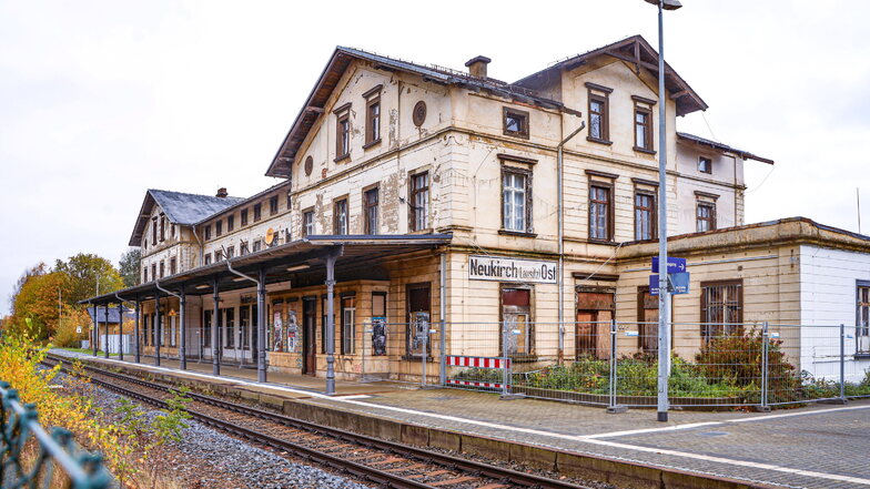 Er liegt seit Jahren im Dornröschenschlaf. Nun wollen zwei junge Männer den Ostbahnhof in Neukirch/Lausitz sanieren.