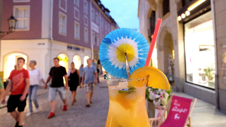 Zum Wohl! Auch mit einem Cocktail wollen Einzelhändler am 12. August bis Mitternacht in ihre Geschäfte in der Meißner Altstadt einladen.