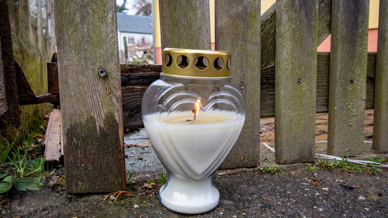 Nach dem tragischen Vorfall brannte nur eine Kerze zum Andenken an den Verstorbenen. Blumen legte niemand nieder.