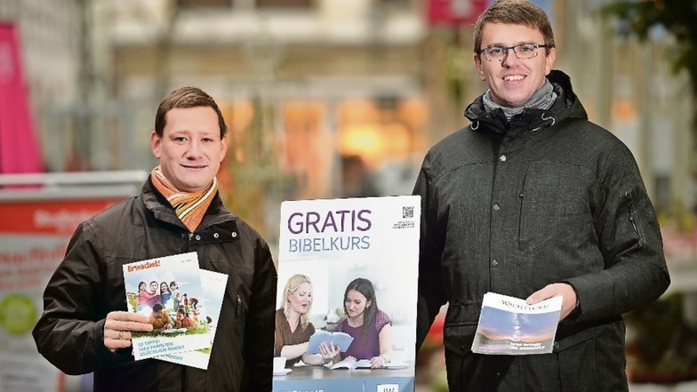 Die Zeugen Jehovas Tom Pomsel (r.) und Daniel Schönfeld stehen mit ihren Heften in der Jacobäerstraße in Pirna.