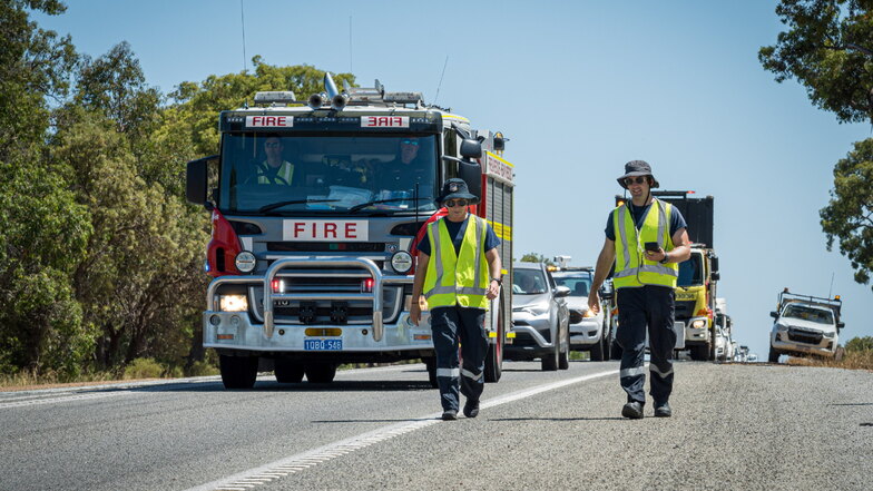Teams der Feuerwehr und der Rettungsdienste suchten mit tragbaren Strahlungs- und Metalldetektoren 36 Kilometer der stark befahrenen Frachtroute ab.