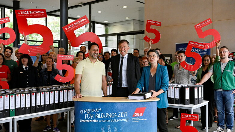 Unter dem Beifall von Vertretern von über 60 Organisationen nimmt Sachsens Landtagspräsident Matthias Rößler (M.) von Sachsens DGB-Vize Daniela Kolbe (r.) und Landessportbund-Chef Christian Dahms (l.) 188 Ordner mit Unterschriften entgegen.