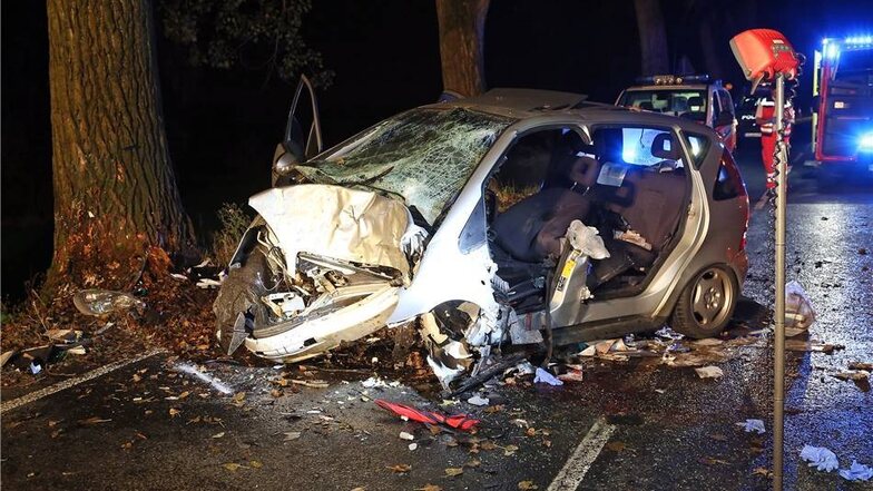 Der 27 Jahre alte Fahrer hatte die Kontrolle über sein Auto verloren und war frontal gegen einen Baum geknallt.
