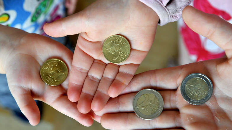 Kinder zeigen stolz ihr Taschengeld: In vielen kinderreichen Familien dürfte es für den Obulus an die Kleinen nicht reichen.
