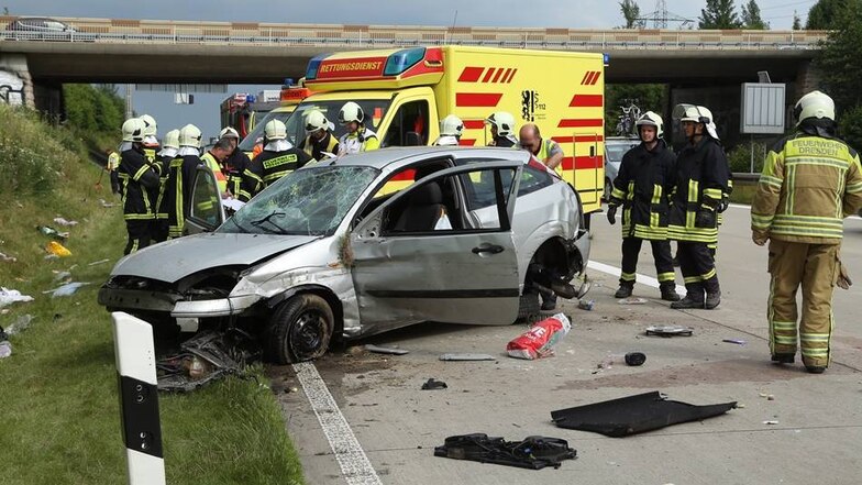 Der Unfall ereignete sich am Sonntagnachmittag gegen 16 Uhr auf der Autobahn 17 kurz vor der Anschlussstelle Dresden-Südvorstadt.