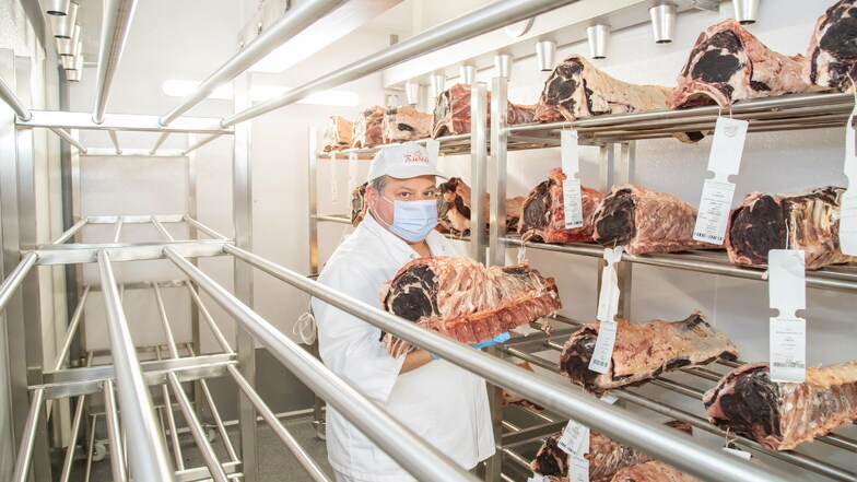 Torsten Fiebig im neuen Kühlraum. Er ist Betriebsleiter der Nieskyer Filiale der Fleischerei Richter. Hier wird das Rindfleisch 28 Tage trocken gelagert.