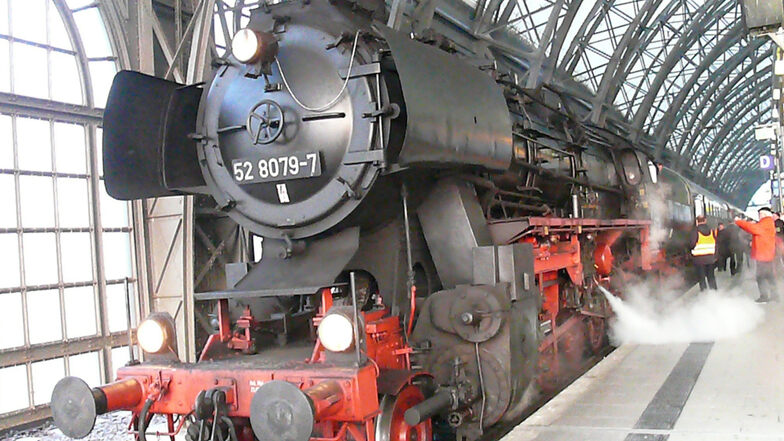 Der 52 8079-7 zieht unermüdlich historische Sonderzüge durch Deutschland, auch für den LDC. Die Lokomotive gehören der Wedler & Franz Logistik Potsdam.