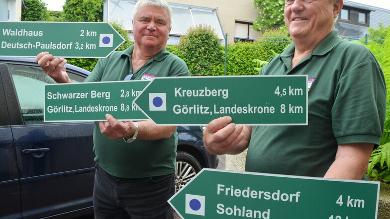 Hans-Jürgen Hennig und Wilfried Zinke (vorn) vom Rotsteinverein hoffen, die Standorte der Schilder raus zu bekommen. Vielleicht können Einwohner Hinweise geben?