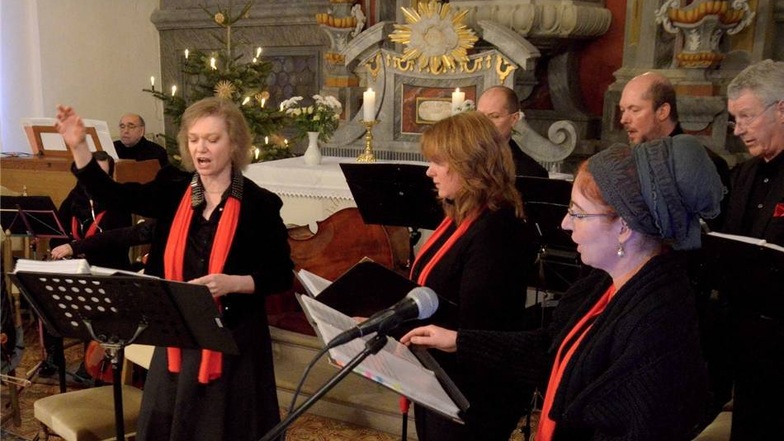 Ein weiteres  a-capella-Stück unter Leitung von Jutta Reiß (links)