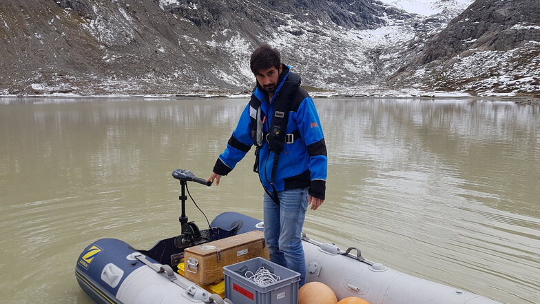 Michael Plüss, Techniker der Eawag-Abteilung Oberflächengewässer, installiert eine Thermistorenkette auf dem Steisee. Die Gletscherschmelze in den Alpen hat in der Schweiz allein innerhalb von zehn Jahren 180 neue Gletscherseen entstehen lassen.