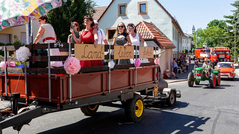 Diese Frauen haben offenbar Freude am Landleben. Mit der Ruhe war es beim Festumzug in Kleinnaundorf aber vorbei.