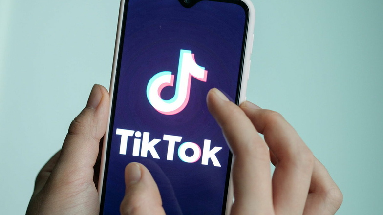 Tiktok ist eine Video­platt­form, auf der man bis zu 60 Sekunden kurze Videos anschauen oder selbst hoch­laden kann.
